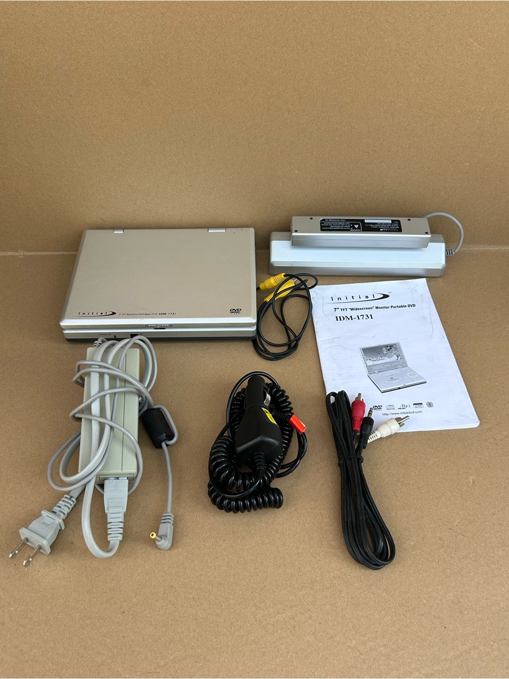 Initial IDM-1731 7” Portable DVD Player Widescreen Monitor Vintage Y2K
